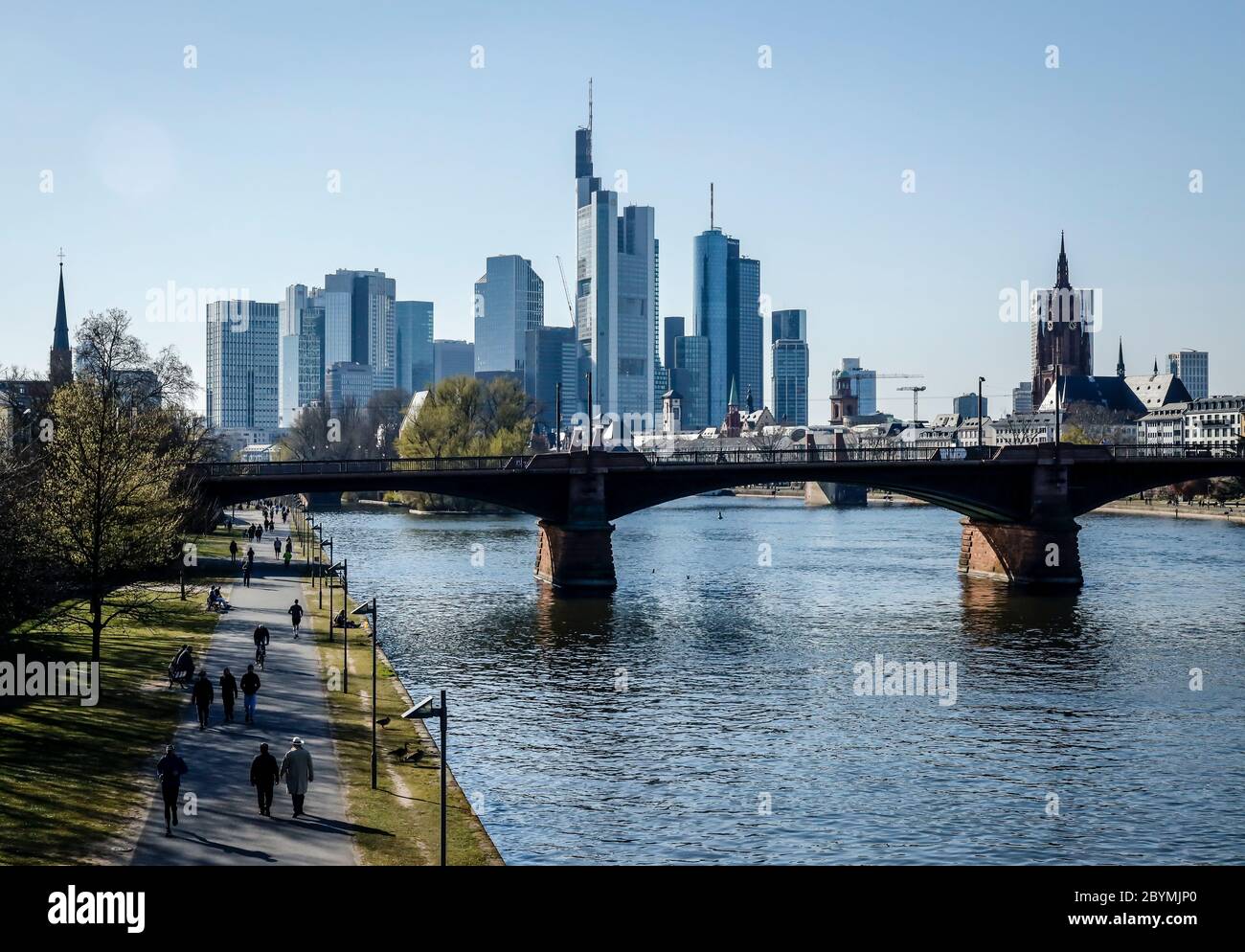 01.04.2020, Frankfurt am Main, Hessen, Deutschland - wenige Menschen am Mainufer während der Koronakrise mit Kontaktverbot, im hinteren Oberhimmel Stockfoto