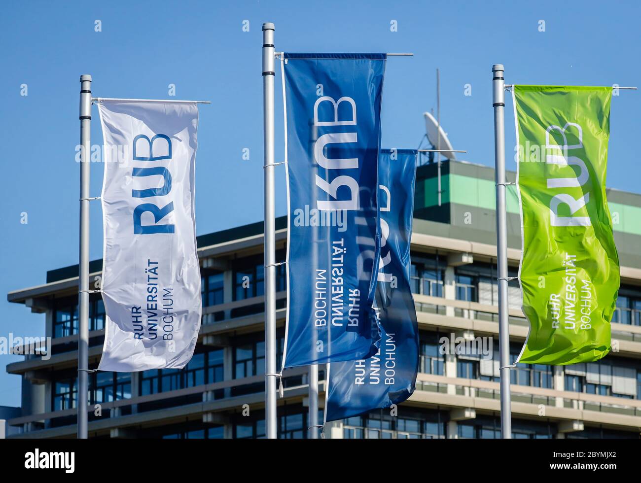 20.04.2020, Bochum, Nordrhein-Westfalen, Deutschland - RUB, Ruhr-Universität Bochum, Flaggen mit RUB-Logo auf dem Fahnenmast vor dem Universitätsgebäude Stockfoto