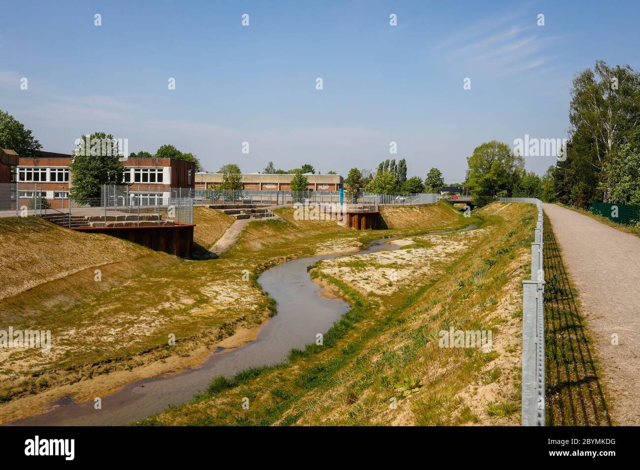 27.04.2020, Recklinghausen, Nordrhein-Westfalen, Deutschland - renaturierter Wasserlauf, gehört der Hellbach zum Flusssystem der Emscher und t Stockfoto