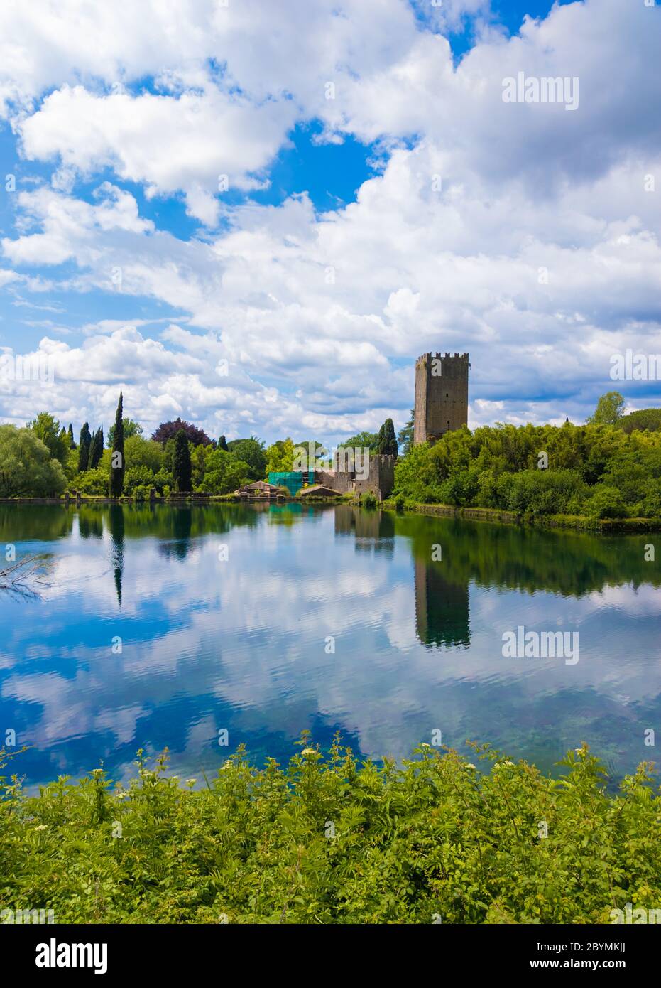 Garten von Ninfa (Italien) - EIN Naturdenkmal mit mittelalterlichen Ruinen in Stein, Blumen Park und ein ehrfürchtiges Wildbach mit wenig Herbst. Provinz Latina. Stockfoto