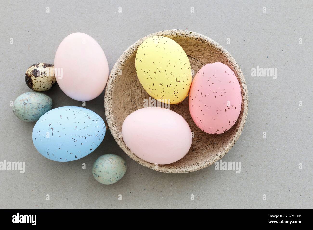 Bunte, bemalte Ostereier auf einer Keramikschale. Festliche Einrichtung Stockfoto