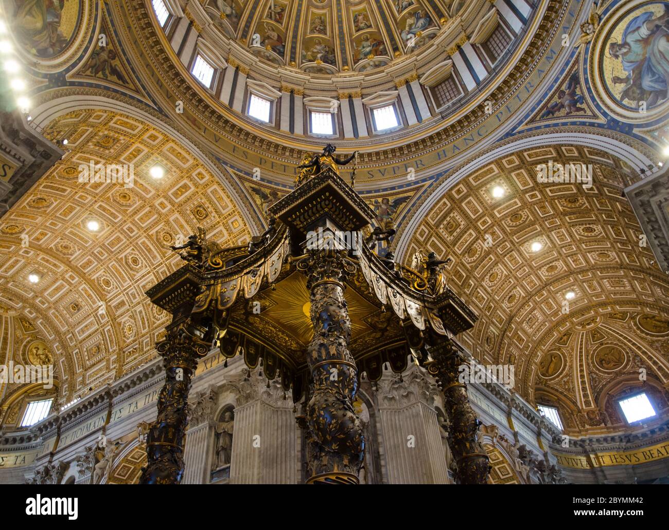 Basilika St. Peter. Das Baldachin von Gian Lorenzo Bernini, das sich über der Krypta der Basilika und unter der riesigen Kuppel von Michelangelo befindet Stockfoto