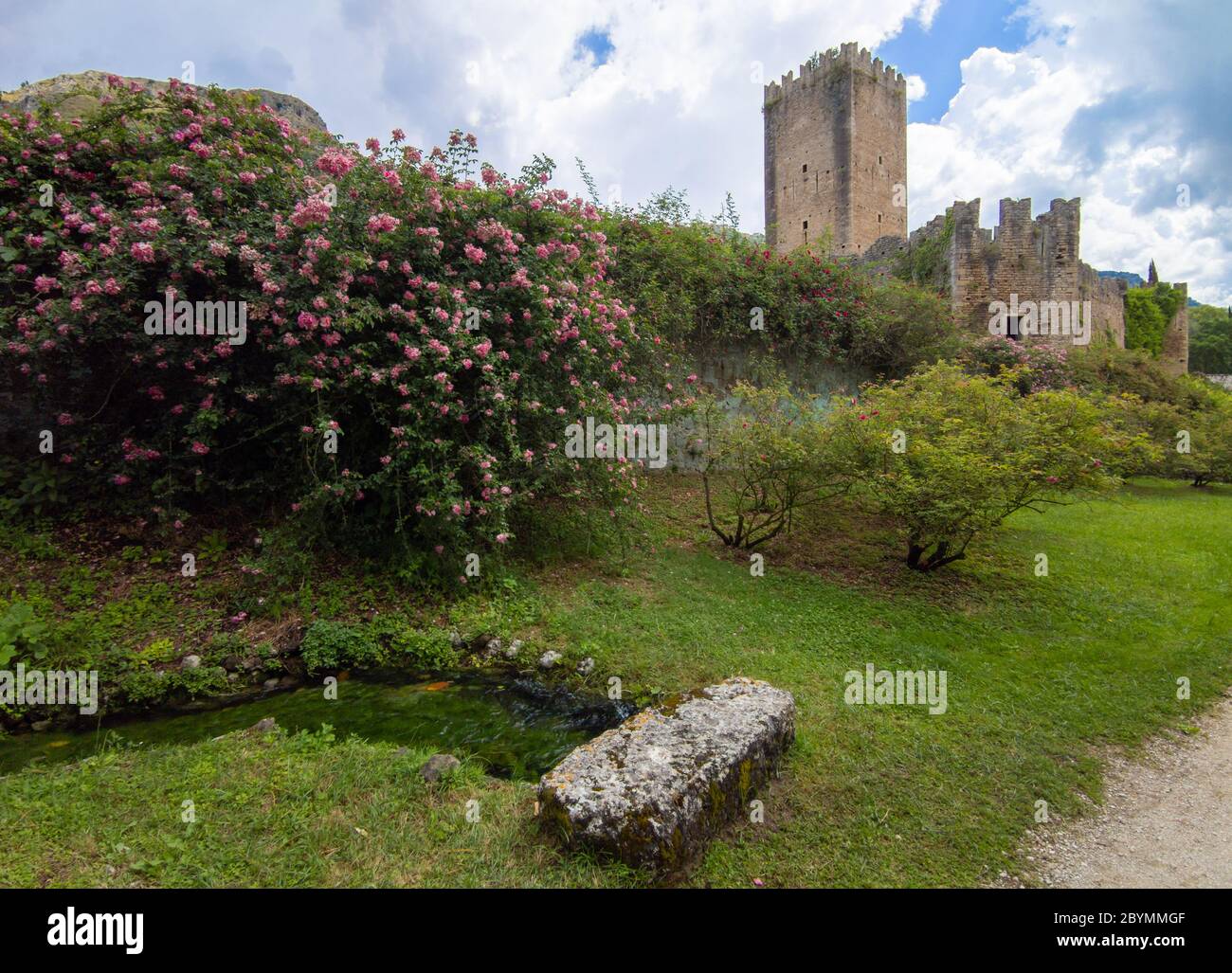 Garten von Ninfa (Italien) - EIN Naturdenkmal mit mittelalterlichen Ruinen in Stein, Blumen Park und ein ehrfürchtiges Wildbach mit wenig Herbst. Provinz Latina. Stockfoto