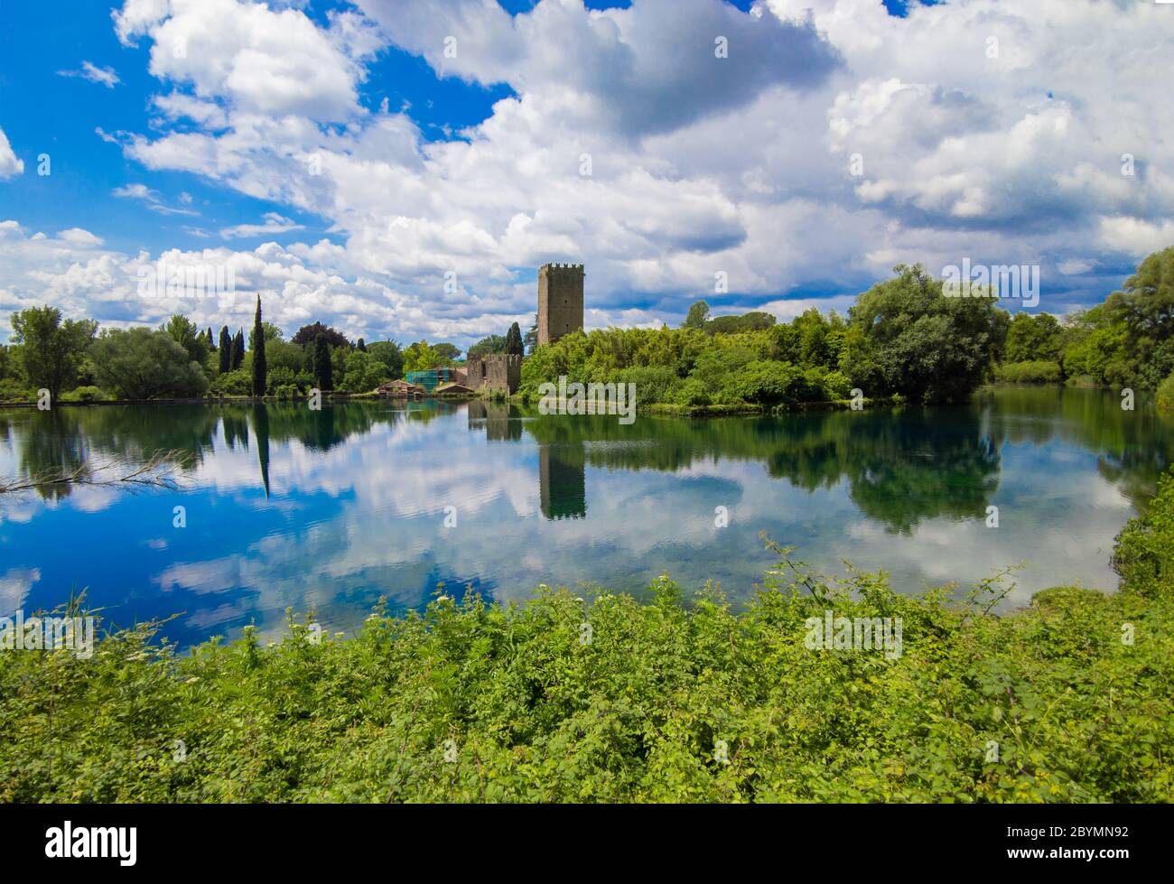 Garten von Ninfa (Italien) - EIN Naturdenkmal mit mittelalterlichen Ruinen in Stein, Blumen Park und ein ehrfürchtiges Wildbach mit wenig Herbst. Provinz Latina. Stockfoto