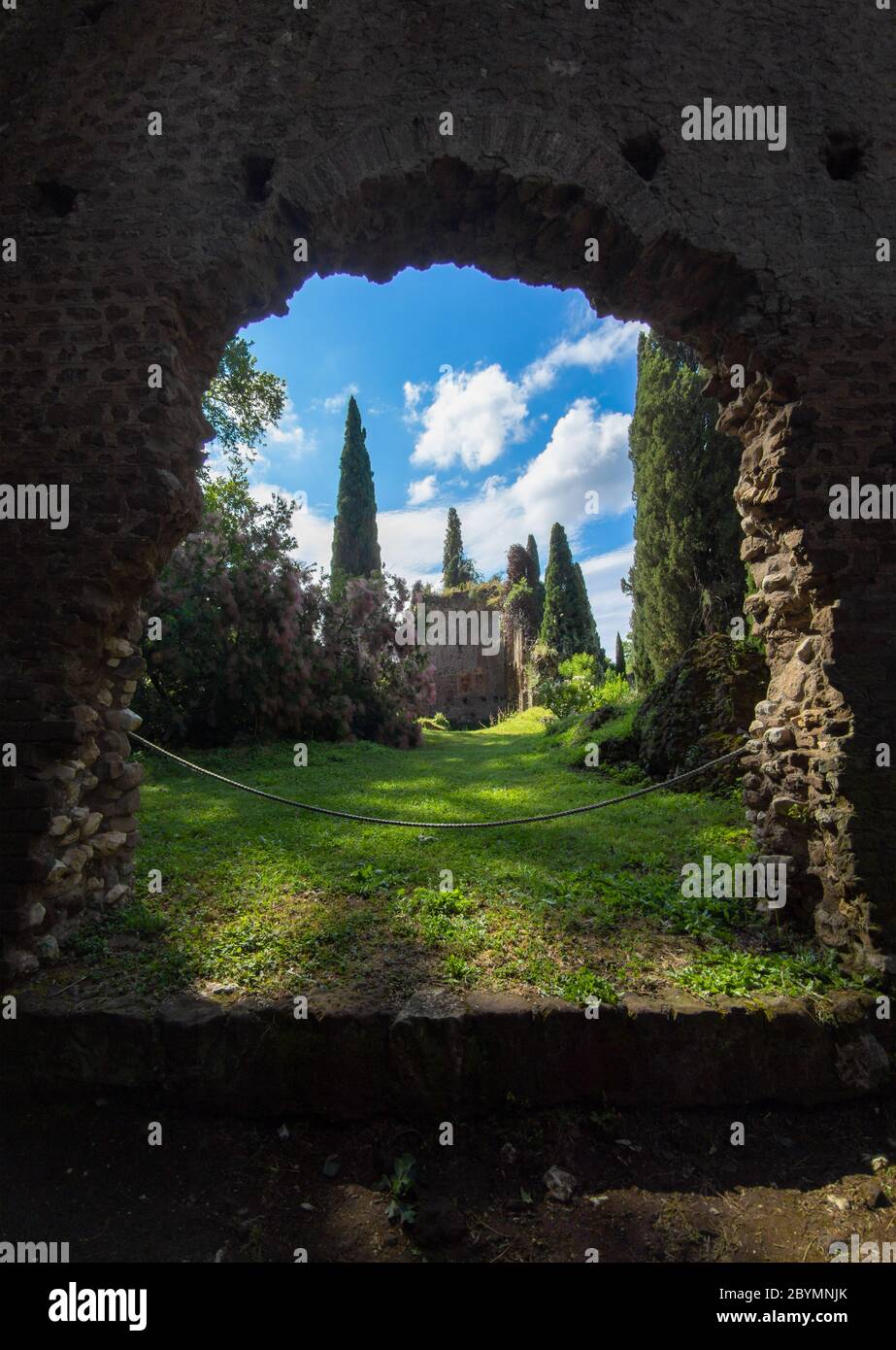 Garten von Ninfa (Italien) - EIN Naturdenkmal mit mittelalterlichen Ruinen in Stein, Blumen Park und ein ehrfürchtiges Wildbach mit wenig Herbst. Provinz Latina. Stockfoto