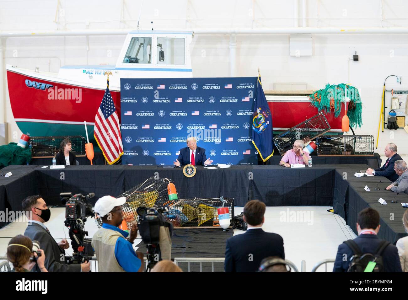 US-Präsident Donald Trump, hält einen Runden Tisch mit kommerziellen Fischer am Bangor International Airport 5. Juni 2020 in Bangor, Maine. Stockfoto