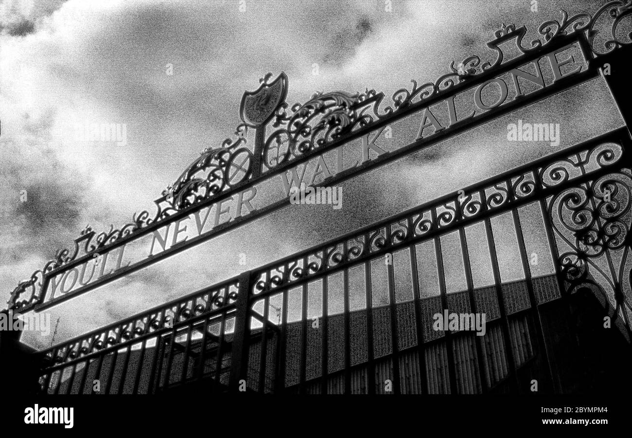 Die Haupttore in Anfield, dem Heimstadion des Liverpool Football Club, Liverpool, England. Der berühmte eiserne Eingangsbereich trägt die Worte 'Du wirst nie alleine gehen' Stockfoto