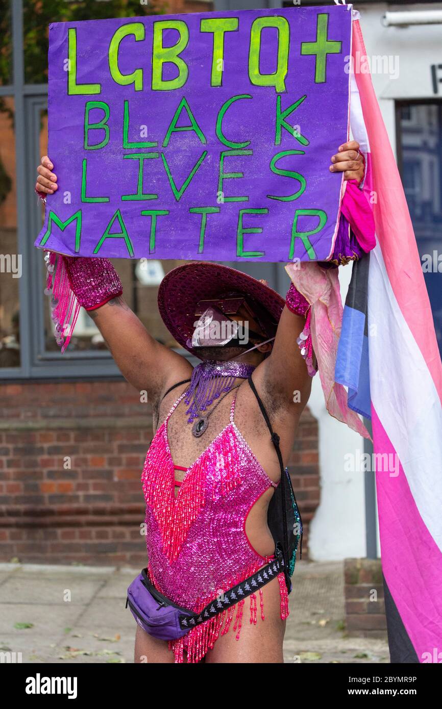 Eine Person in Drag hält ein Schild während eines Black Lives Matters Protests, London, 7. Juni 2020 Stockfoto
