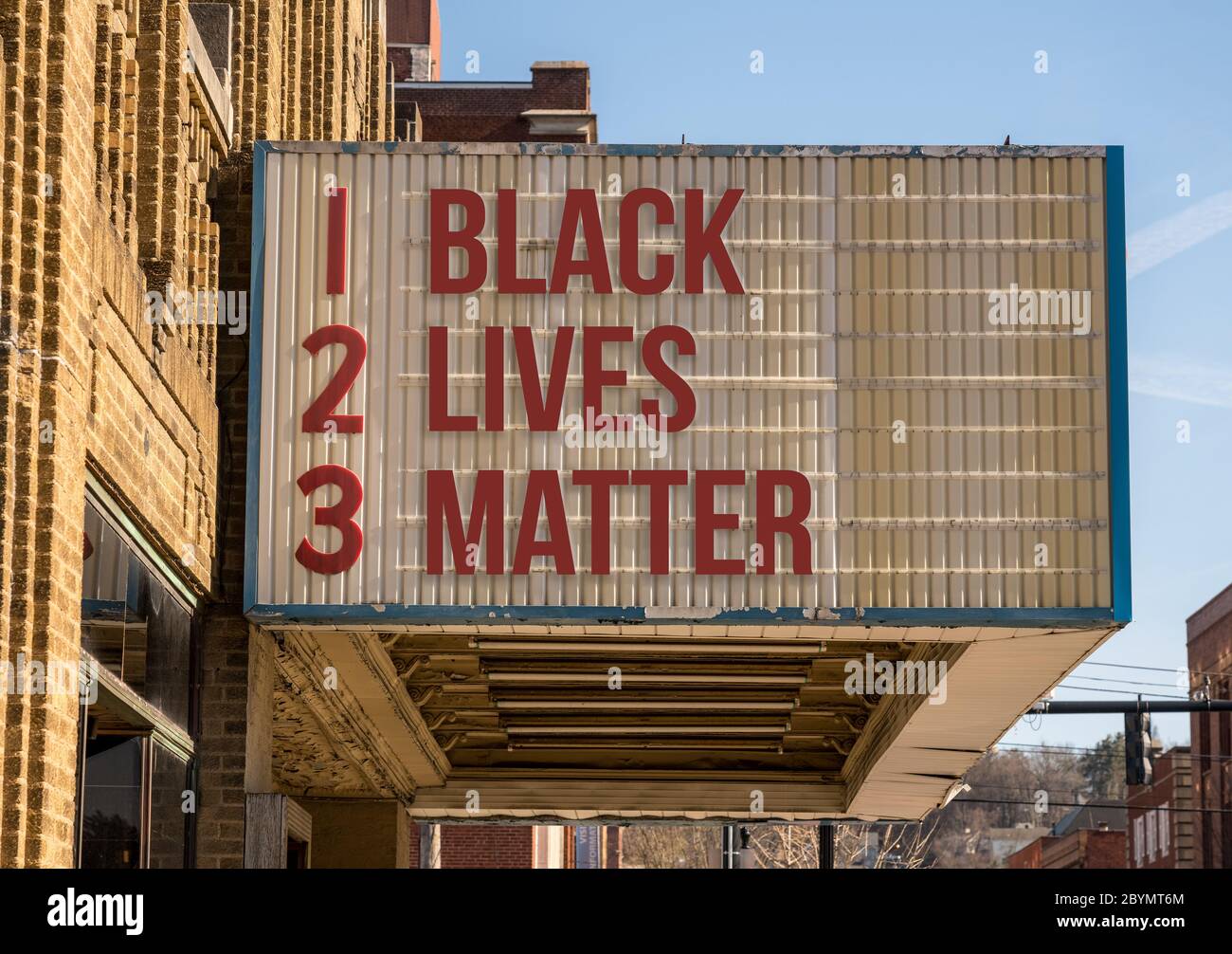 Mockup der Filmkino-Plakatwand mit der Nachricht von Black Lives Matter auf dem Festzelt Schild in der Innenstadt Straße Stockfoto