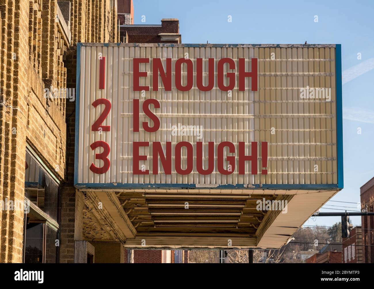 Mockup der Kino-Plakatwand mit der Nachricht von genug ist genug auf dem Festzelt Schild in der Innenstadt Straße Stockfoto