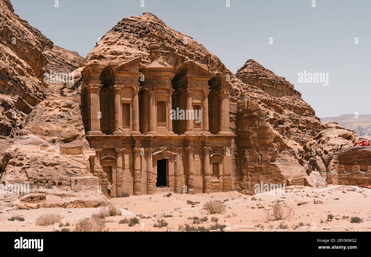 Schöne Landschaft Blick Kloster oder Ad Deir, und das monumentale Gebäude aus dem Felsen in der alten Stadt Petra geschnitzt, Stockfoto