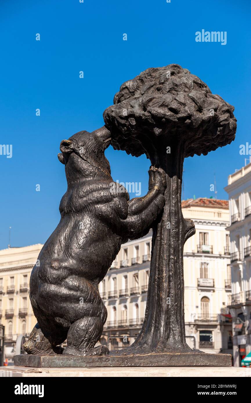 Statue des Bären und Madrono Baum, heraldische Symbol von Madrid an der Puerta del Sol, Madrid, Spanien Stockfoto