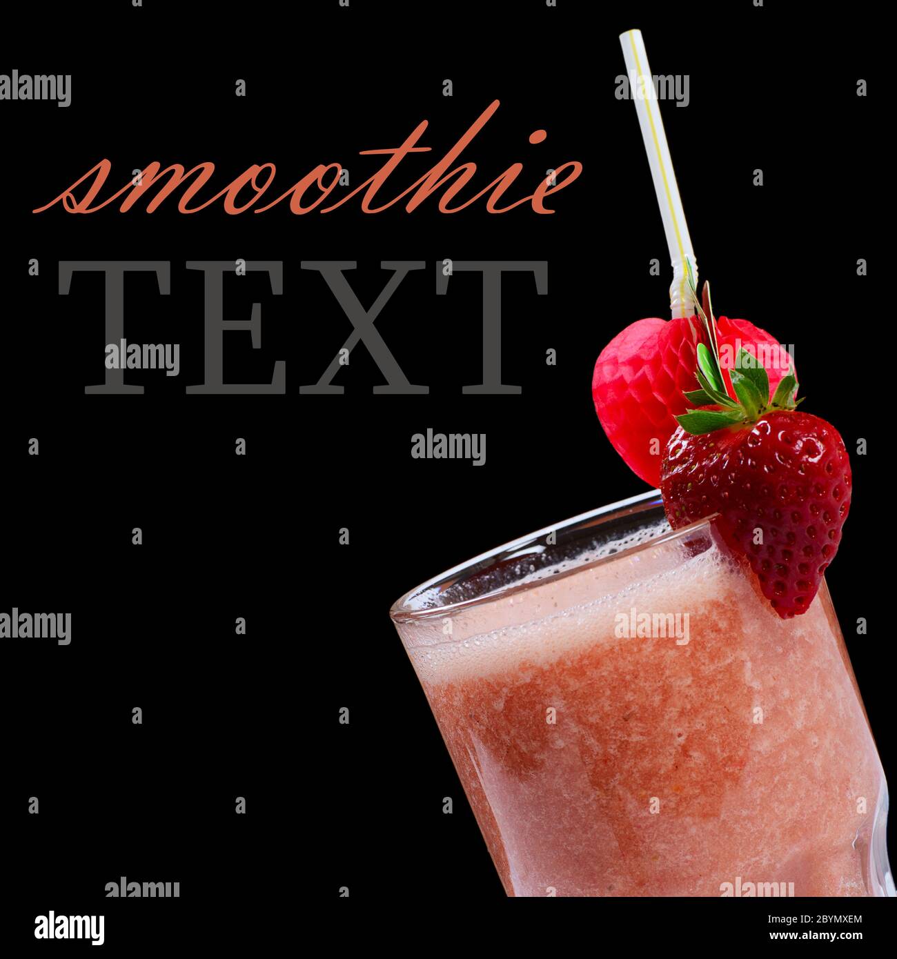 Der Erdbeer Smoothie auf einem schwarzen Stockfoto