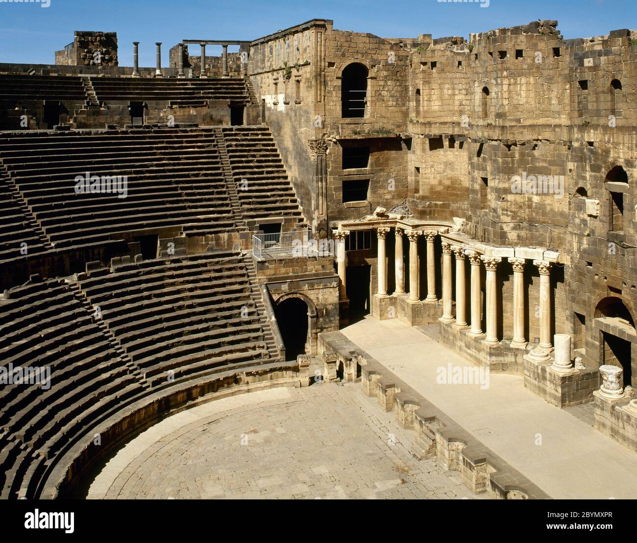 Syrien. Bosra. Römisches Theater. Es wurde mit schwarzem Basalt gebaut. 2. Jahrhundert n. Chr., während der Herrschaft von Trajan. Foto vor dem syrischen Bürgerkrieg. Stockfoto