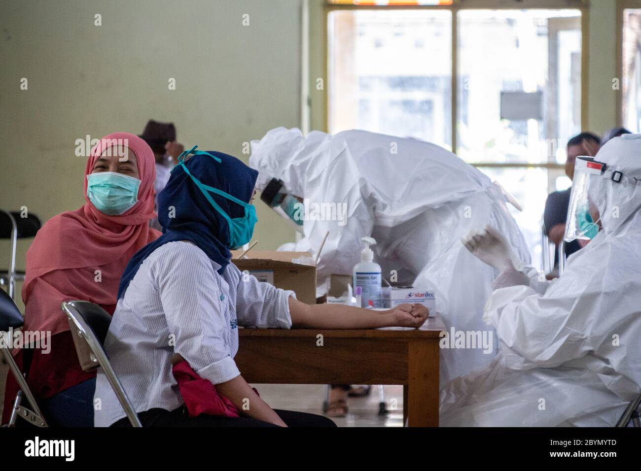 Gesundheitsarbeiter führen am 9. Juni 2020 in Yogyakarta, Indonesien, COVID-19 Coronavirus-Massenschnelltests für traditionelle Markthändler durch. Indonesien hat 33.076 positive, 1.923 Todesfälle und 11.414 erholte sich. (Foto von Rizqullah Hamiid Saputra/Pacific Press/Sipa USA) Stockfoto