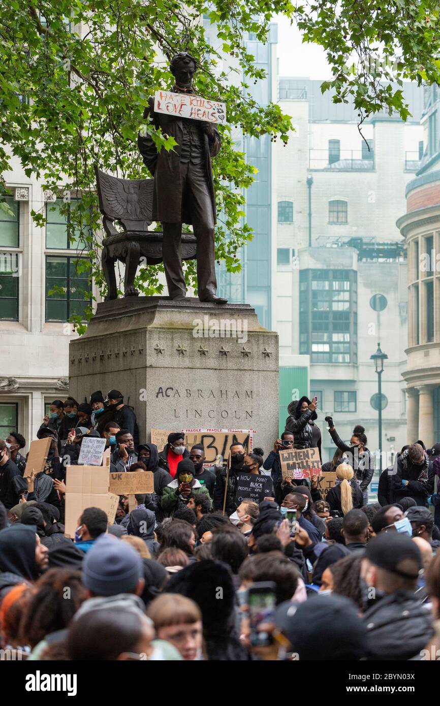 Die entstellte Statue von Abraham Lincoln auf dem Parliament Square während eines Black Lives Matters Protests, London, 7. Juni 2020 Stockfoto