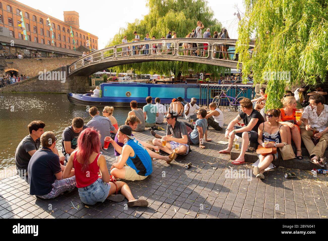 Junge Leute, die sich am Regent's Canal in Camden Town, London, Großbritannien, treffen Stockfoto