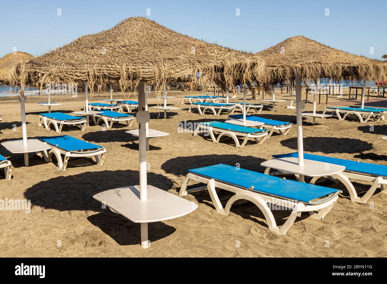 Sonnenbank und Sonnenschirm Geschäft Wiedereröffnung am Strand Playa Fañabe während Phase 3, Deeskalation des Covid 19, Corona-Virus, Ausnahmezustand, Costa Ad Stockfoto