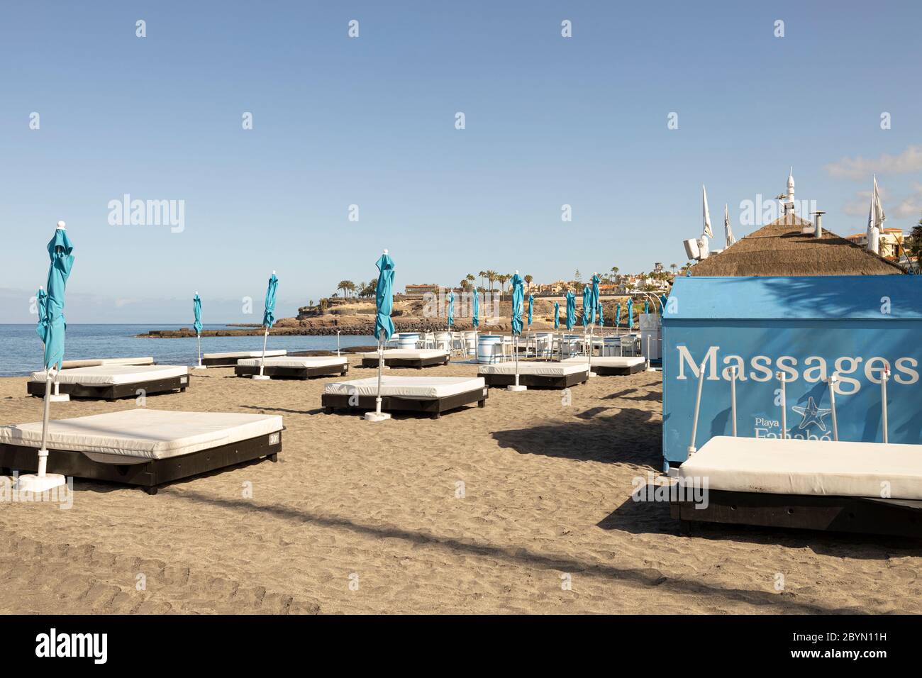 Strandgeschäfte werden nun mit strengen Hygienekontrollen für die wenigen Bewohner, Playa Fañabe, Costa adeje, Teneriffa, Kanarische Inseln, Spanien, eröffnet Stockfoto