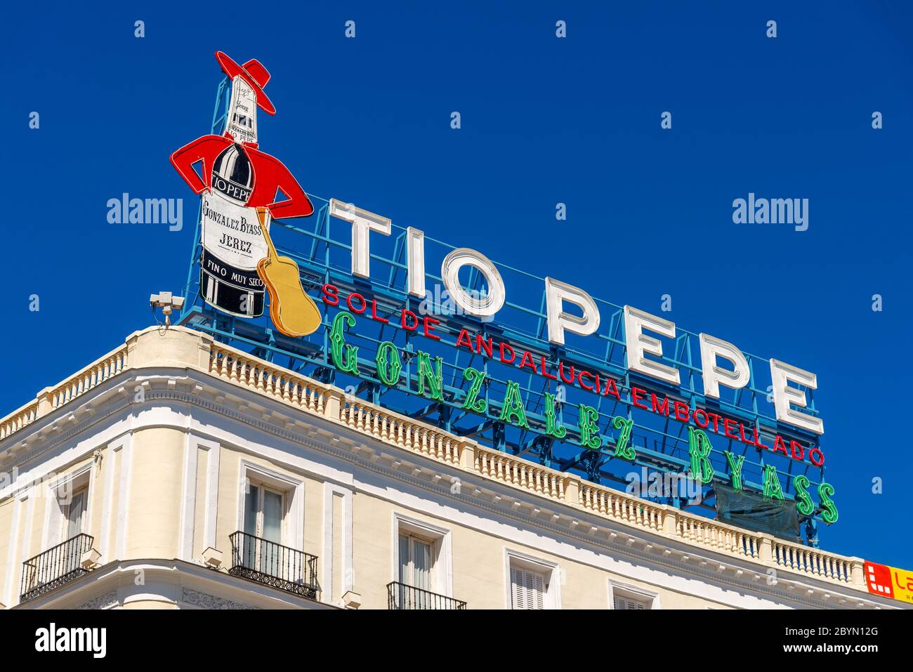 Tio Pepe Schild auf dem Dach des Gebäudes in der Puerta del Sol, Madrid, Spanien Stockfoto