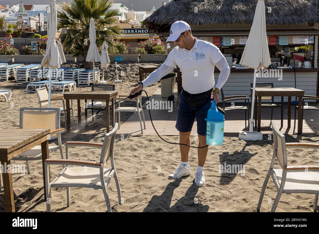 Strandbars werden jetzt mit strengen Hygienekontrollen für die wenigen Bewohner, Playa Fañabe, Costa adeje, Teneriffa, Kanarische Inseln, Spanien, eröffnet. Stockfoto