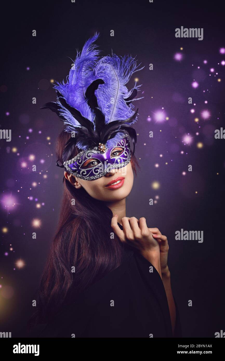 Maskierte Frau bereit für Karneval. Party und Feier konzeptionell Stockfoto