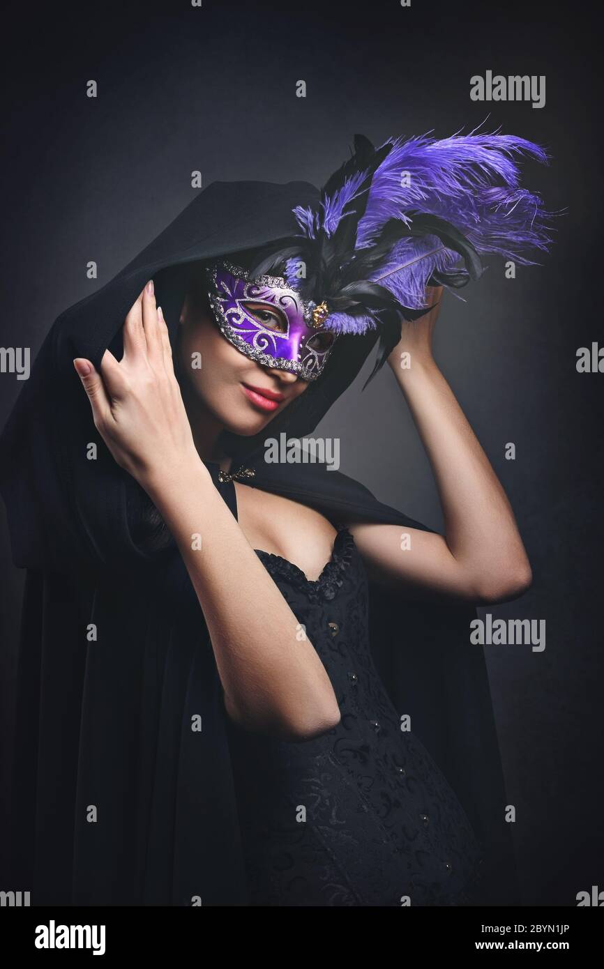 Geheimnisvolle maskierte Frau . Karneval und Feier in Venedig Stockfoto