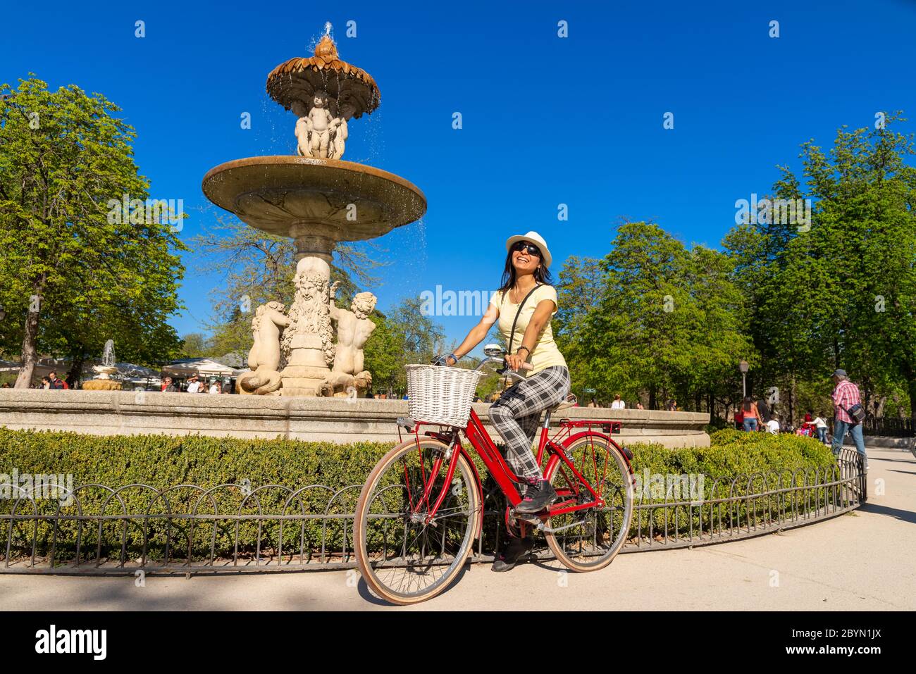 Junge Frau beim Radfahren im Buen Retiro Park, Madrid, Spanien Stockfoto