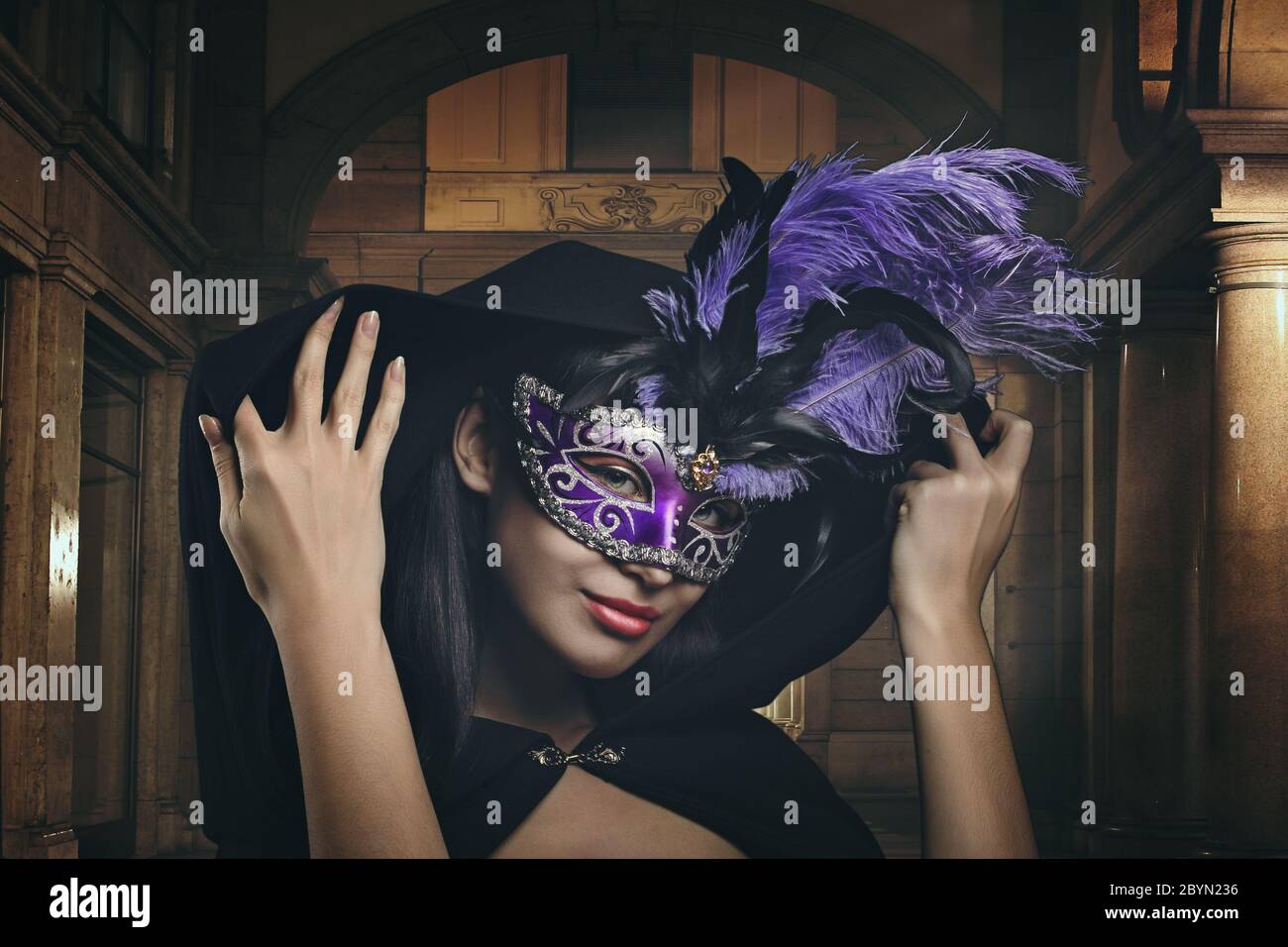 Geheimnisvolle Frau mit venezianischer Maske. Karneval und Fantasie Stockfoto