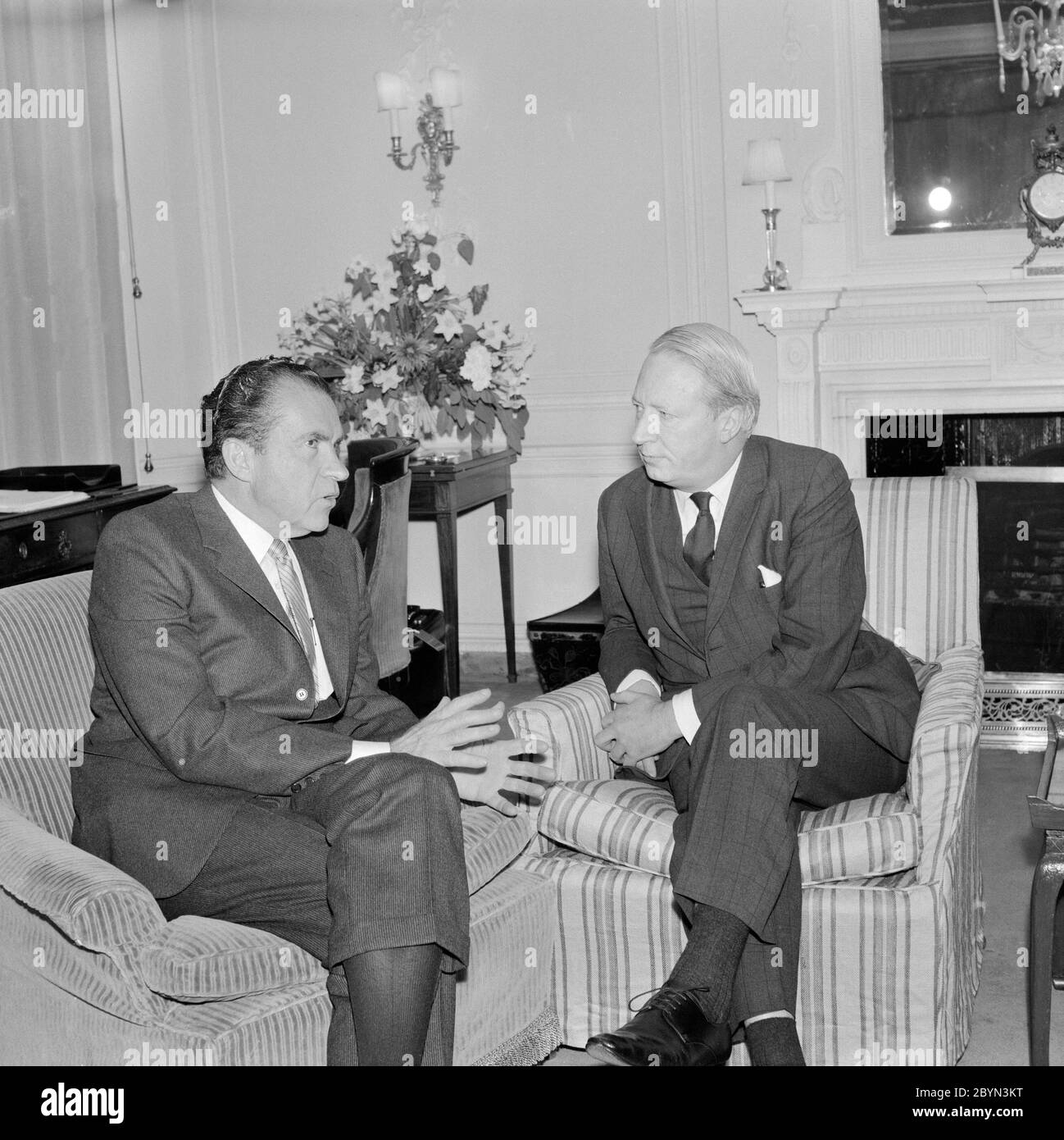 US-Präsident Richard Nixon und der britische Politiker Edward Heath, Vorsitzender der oppositionellen Konservativen Partei, und bald Premierminister. Fotografiert im Claridges Hotel in London 1969. Stockfoto