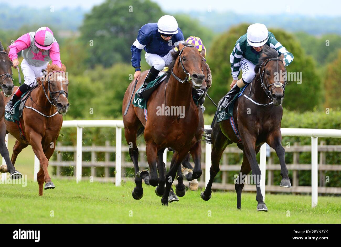 Ancient Spirit und Shane Foley (rechts) schlagen Buckhurst (Mitte) und gewinnen die Heritage Stakes auf der Navan Racecourse, County Meath, Irland. Stockfoto
