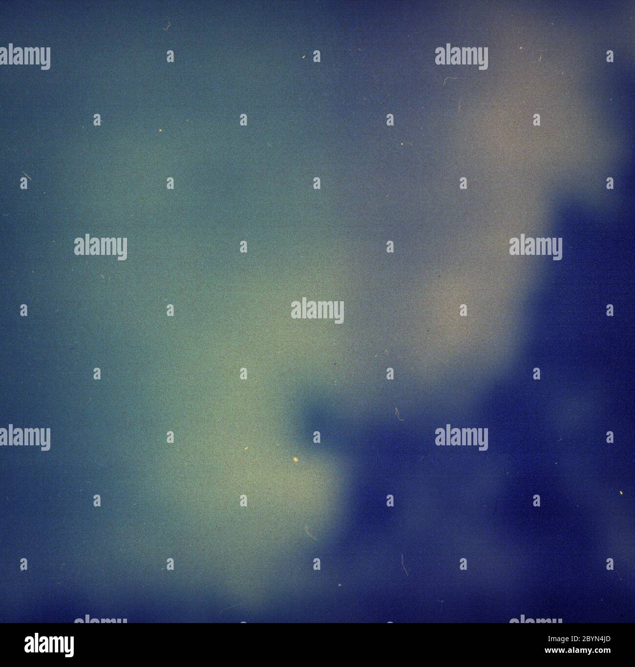 Laut blue film Rahmen mit Kratzern, Staub und Getreide. Abstrakte alten Film Hintergrund Stockfoto