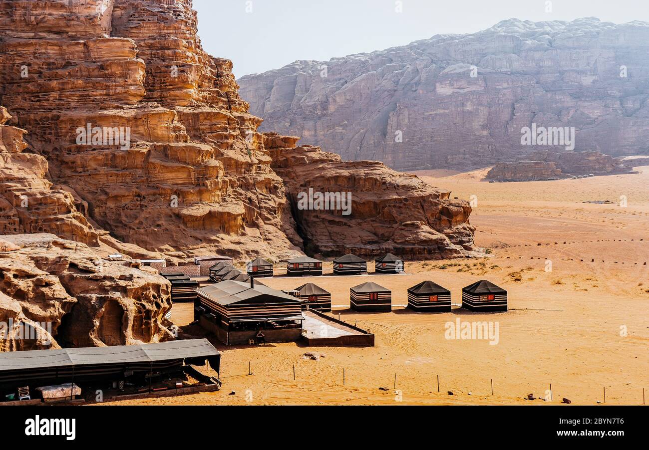 Camping entlang der Felsen in Petra, Wadi Rum. Jordanien. Ein fantastisches Abenteuer. Foto des Reisekonzepts. UNESCO-Weltkulturerbe Stockfoto