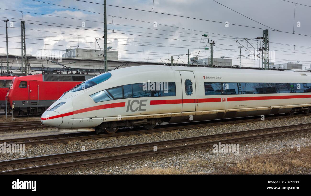 Ein ICE (Intercity Express). Hochgeschwindigkeitszug der Deutschen Bahn (DB). Stockfoto