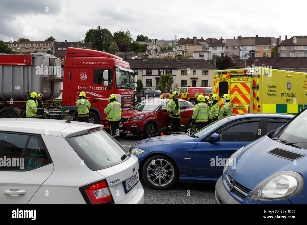 Cork, Irland. Juni 2020. Blackpool Crash, Cork City. Gegen 4:30 Uhr wurden heute Rettungsdienste an der Kreuzung N20 und Pophams Road in Blackpool mit einer Kollision zwischen einem Sattelzug und einem Auto vor Ort gerufen. Berichte sagen, dass es keine Verletzungen gibt. Notdienste sind noch vor Ort. Kredit: Damian Coleman / Alamy Live News Stockfoto