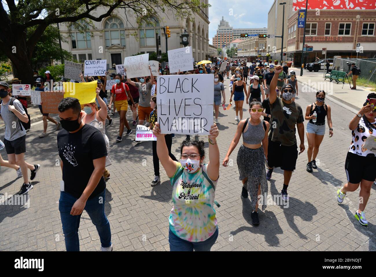 Schwarze Leben sind wichtig Demonstranten marschierten durch die Innenstadt von San Antonio, um gegen die Morde an Marquise Jones und Charles Roundtree durch die Polizei von San Antonio zu protestieren.Marchers gingen vom Milam Park der Stadt zum Bexar County Courthouse. Die Demotration war friedlich und es wurden keine Festnahmen durchgeführt. Stockfoto