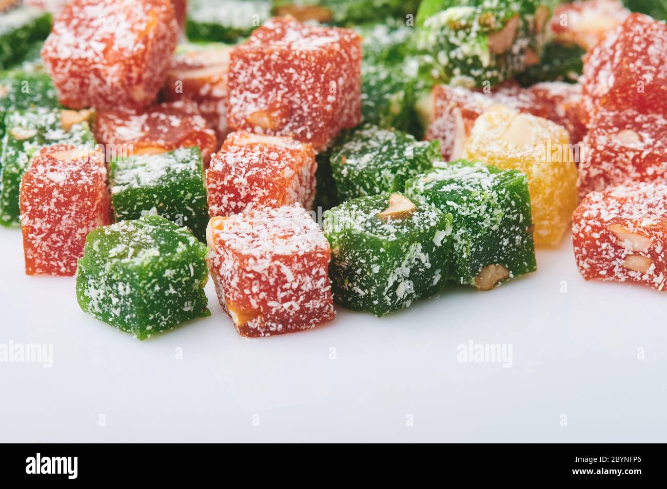 Bunte Würfel türkischer Köstlichkeiten auf weißem Studio-Hintergrund Stockfoto