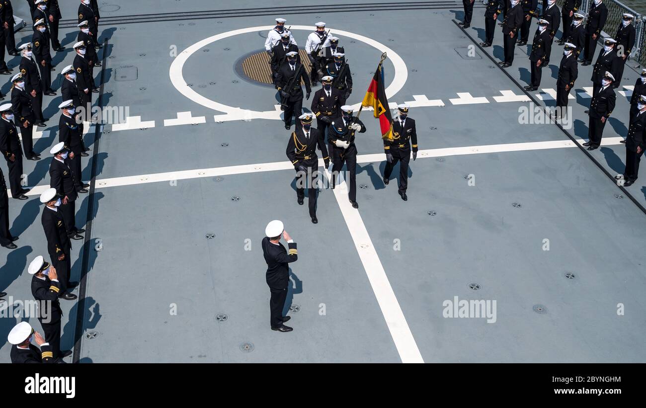 Wilhelmshaven, Deutschland. Juni 2020. Marines gehen über das Deck, wenn sie in den Dienst der Fregatte Nordrhein-Westfalen gehen. Die Marine hat die zweite von vier neuen Fregatten der F 125 Klasse in Dienst gestellt. Die Nordrhein-Westfalen sind das Schwesterschiff der Baden-Württemberg, die vor einem Jahr in die Flotte aufgenommen wurde. Das Schiff wurde für langfristige maritime Stabilisierungsoperationen gebaut. Quelle: Sina Schuldt/dpa Pool/dpa/Alamy Live News Stockfoto