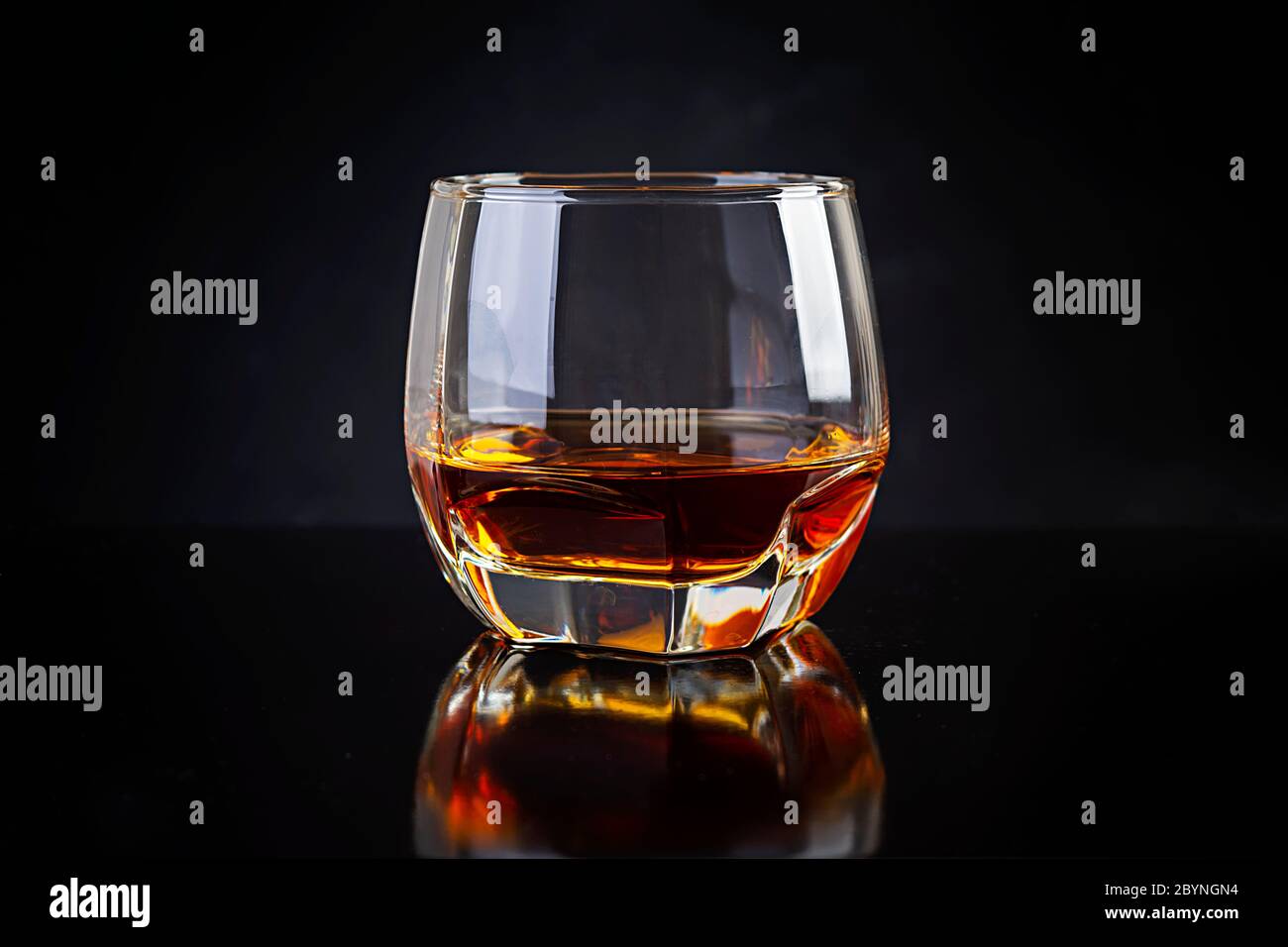 Glas Whiskey auf dunklem Hintergrund. Stockfoto
