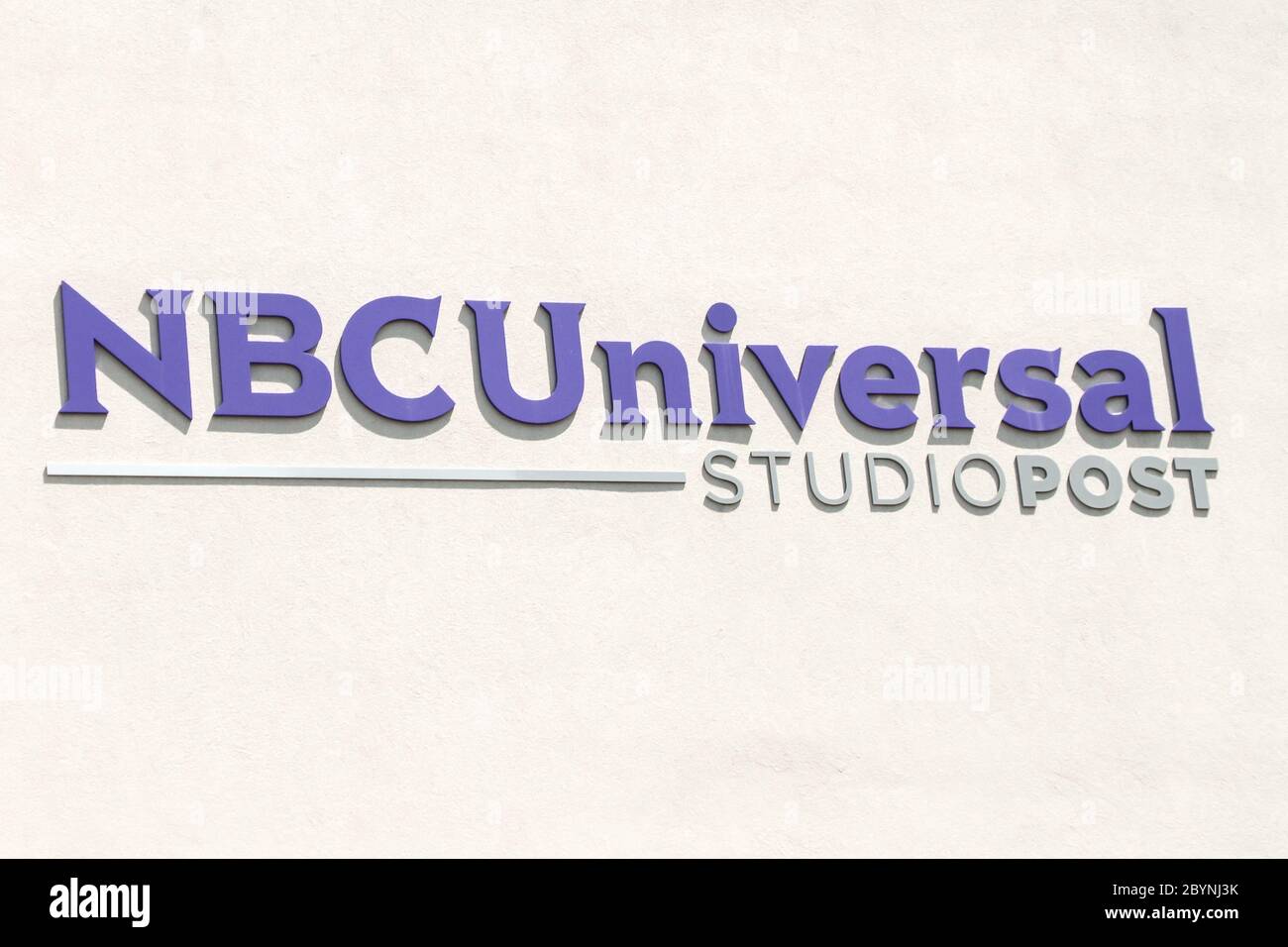 Logo NBCUniversal StudioPost. NBCUniversal Media, LLC ist eine amerikanische Medienkonglomeratgesellschaft von Comcast. Ursprünglich im Mai 2004 erstellt, NBCUniv Stockfoto