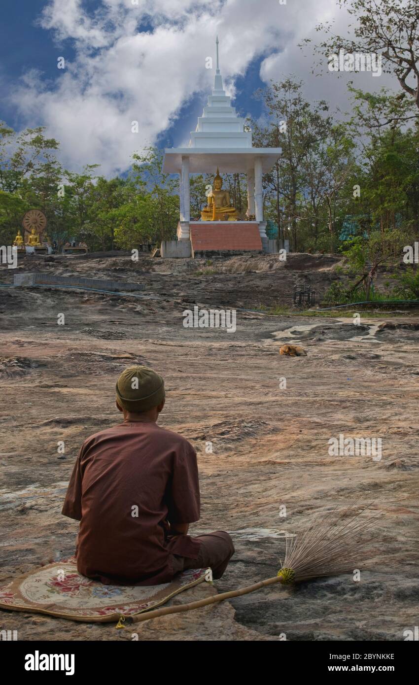 Buddhistischer Wald Rückzug, Buddha unter Pagode Stockfoto