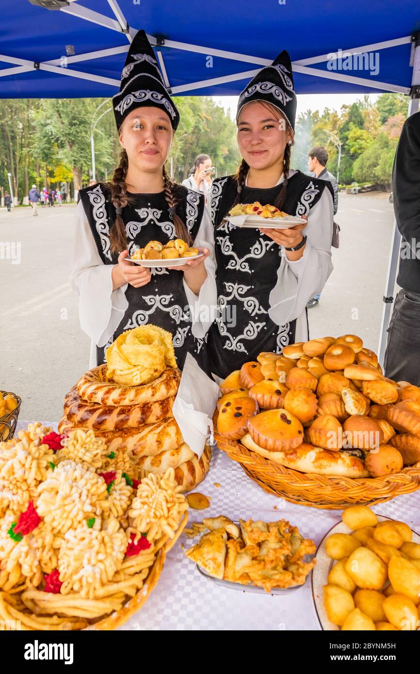 Junge Frauen in traditioneller Kleidung während eines Festivals in Osch Kirgisistan Stockfoto