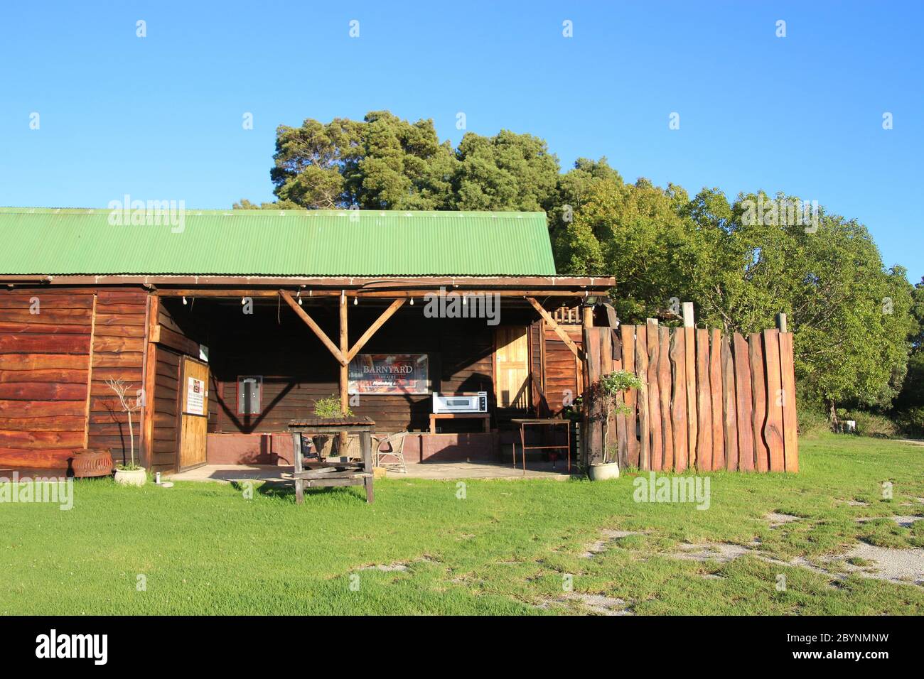 The Crags, by the Garden Route, Südafrika, Afrika, Old Barn in the Countryside, jetzt Theater- und Eventlocation. In Der Nähe Von Plettenberg Bay. Stockfoto