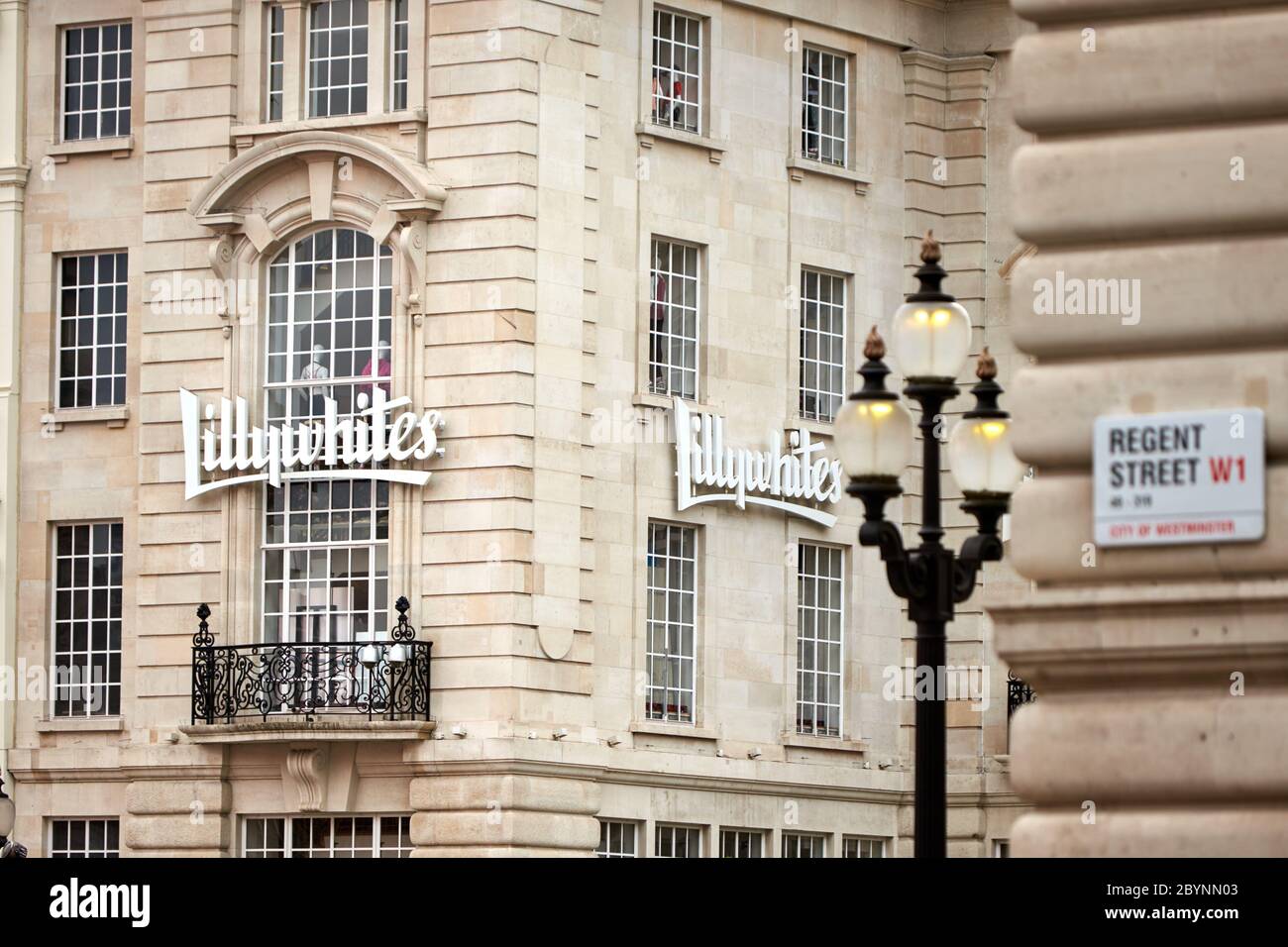 Lillywlesses Sportmode-Einzelhändler mit Sitz am Piccadilly Circus von der Regent Street aus gesehen Stockfoto