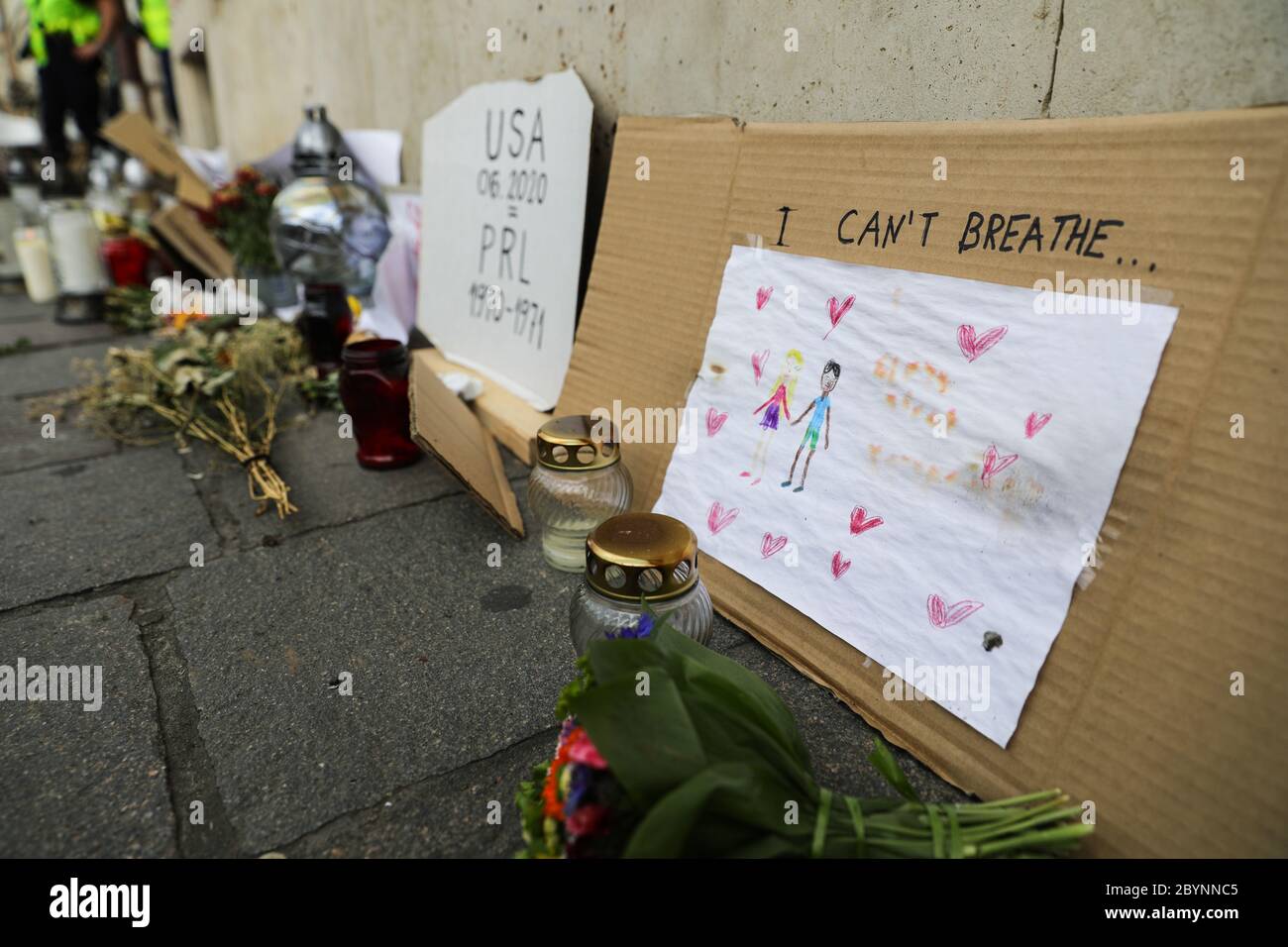 Eine Kinderzeichnung mit Zitat "Ich kann nicht atmen" links auf dem US-Konsulat zu Ehren George Floyd und zum Ausdruck bringen Missbilligung der Polizei Brutalität an Stockfoto