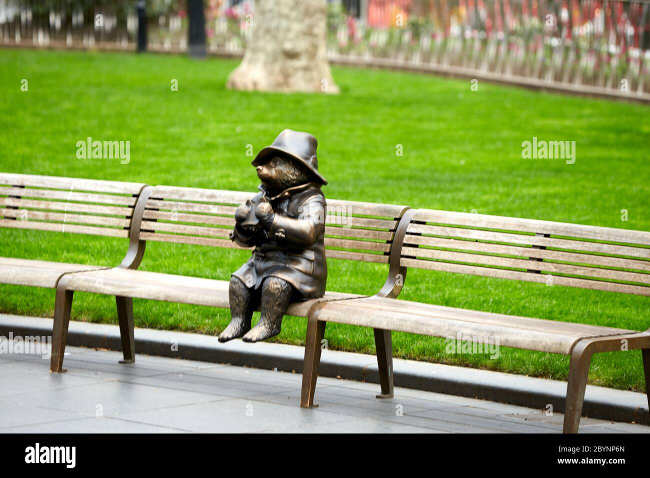 Statue des Paddington Bären, Teil einer Reihe von Bronzeskulpturen im Filmthema auf dem Leicester Square, die ein Jahrhundert des Kinos feiern Stockfoto