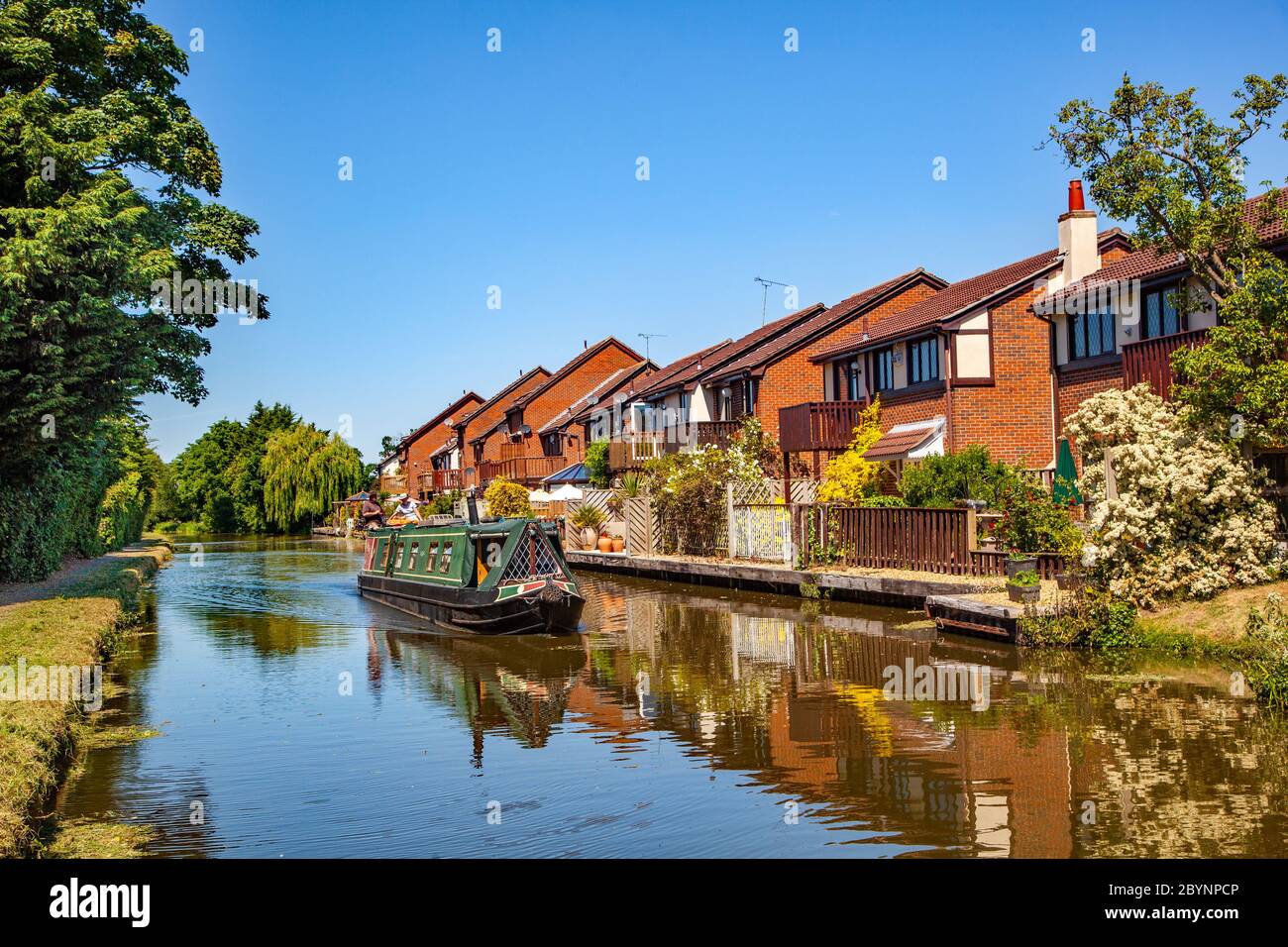 Canal Narrowboat durch das Cheshire Dorf Waverton in der Nähe von Chester auf der Shropshire Union Kanal England Großbritannien Stockfoto