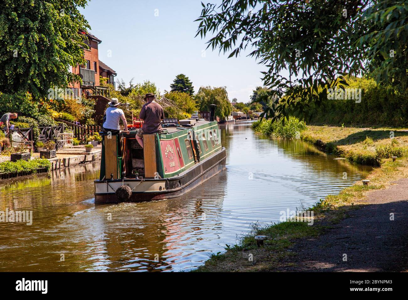 Canal Narrowboat durch das Cheshire Dorf Waverton in der Nähe von Chester auf der Shropshire Union Kanal England Großbritannien Stockfoto
