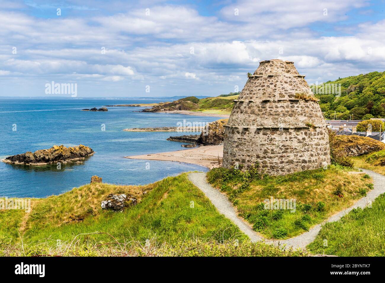 Taubenkot aus dem 15. Jahrhundert in Dunure Castle, Ayrshire, Schottland, mit Blick auf Dunure Dorf und das vierte von Clyde, Stockfoto