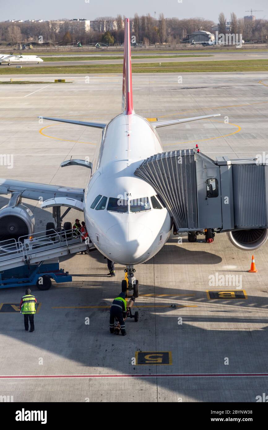 Nicht identifizierte Arbeiter, die ein Flugzeug in Kiew, Ukraine vorbereiten Stockfoto